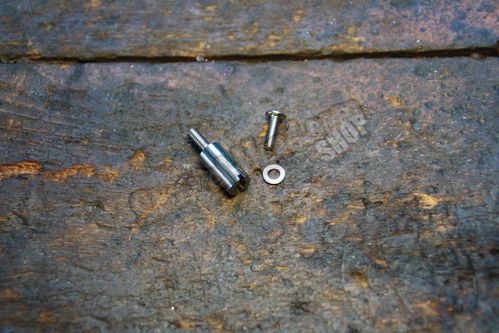 Ignition Plate Mounting Studs, BT 80-99